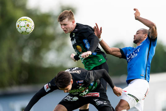 Varbergs Oliver Stanisic och Anton Liljenbäck i nickduell
