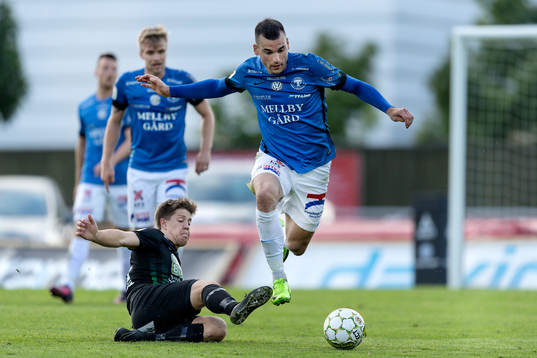 Varbergs Joel Palmqvist och Trelleborgs Dino Islamovic
