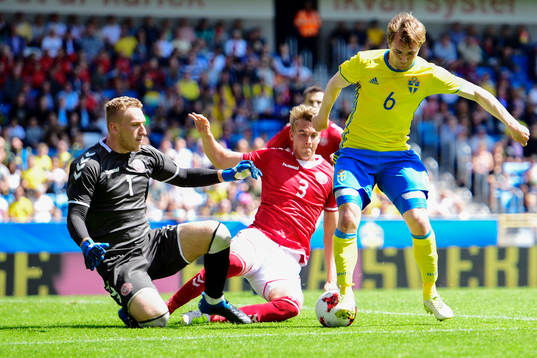 Danmarks målvakt Jeppe Hojberg och Andreas Maxso i kamp om