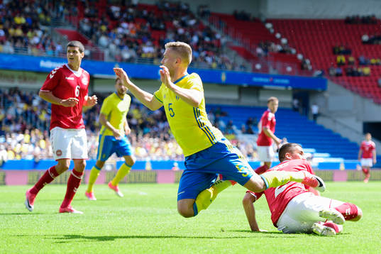 Sveriges Adam Lundqvist faller