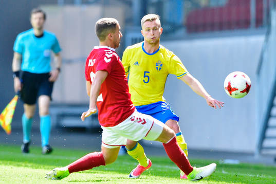 Danmarks Frederik Holst i kamp om bollen med Sveriges Adam