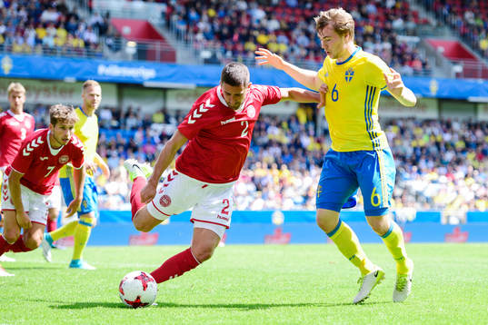 Danmarks Frederik Holst i kamp om bollen med Sveriges Simon
