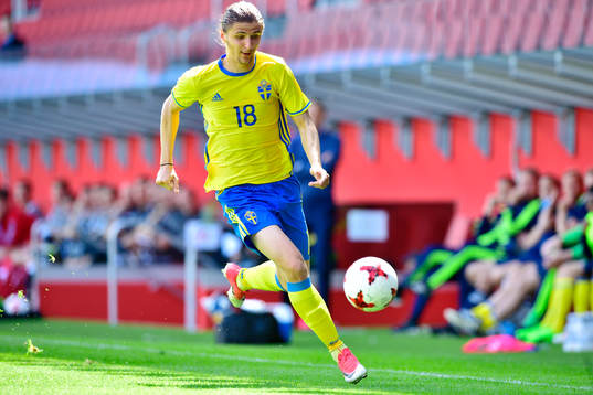 Sveriges Pawel Cibicki driver bollen framåt