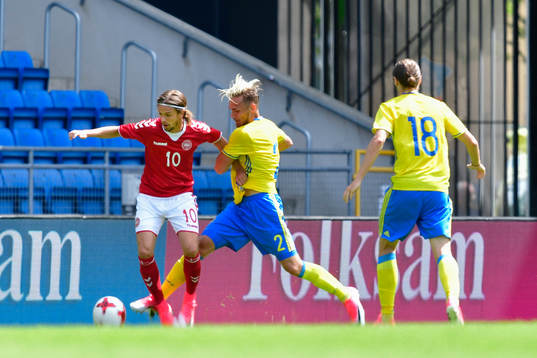 Danmarks Lucas Andersen i kamp om bollen med Sveriges Linus