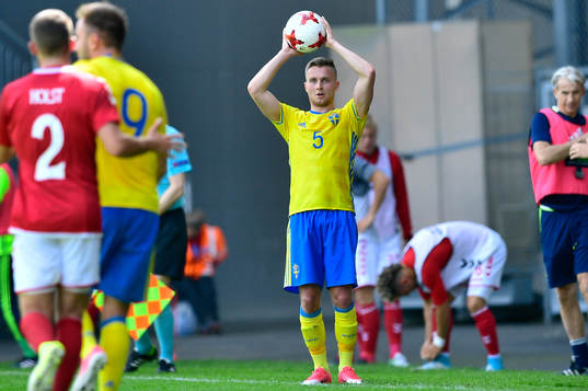 Sveriges Adam Lundqvist kastar inkast