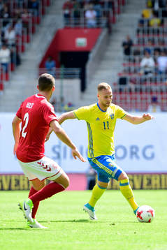 Sveriges Gustav Engvall driver bollen mot Danmarks Frederik