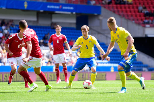 Sveriges Simon Tibbling och Gustav Engvall mot försvarande