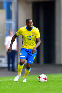 Sveriges Isak Ssewankambo driver bollen