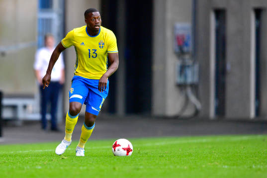 Sveriges Isak Ssewankambo driver bollen