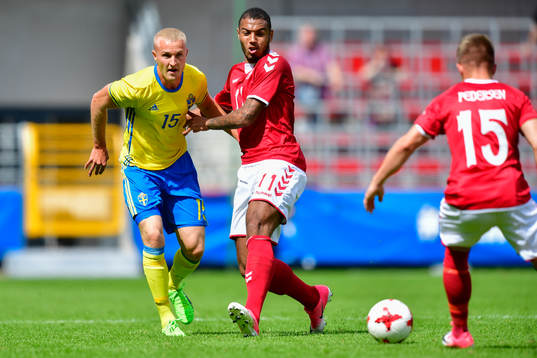 Sveriges Franz Brorsson i kamp om bollen med Danmarks