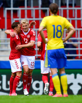 Danmarks Lasse Vigen Christensen jublar med målskytten