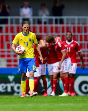 Sveriges Pawel Cibicki deppar medan Danmarks spelare jublar