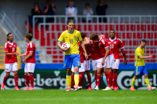 Sveriges Pawel Cibicki deppar medan Danmarks spelare jublar