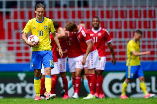 Sveriges Pawel Cibicki deppar medan Danmarks spelare jublar