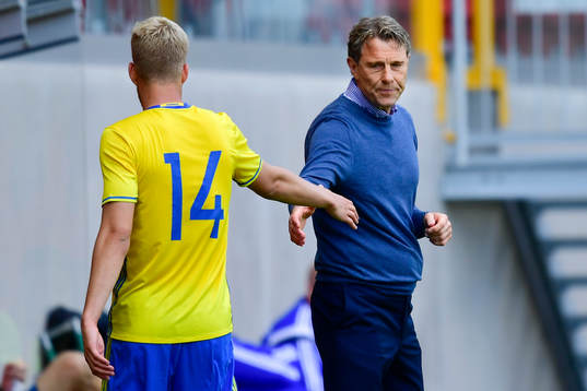 Sveriges Filip Dagerstål tackar Sveriges förbundskapten