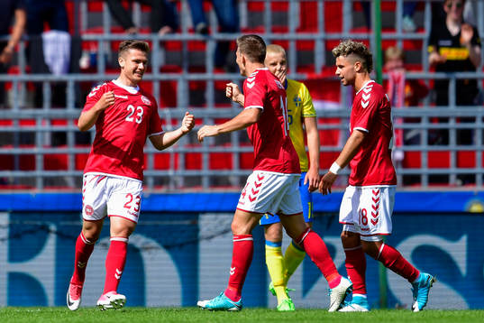 Danmarks Mikkel Duelund jublar med Casper Nielsen och