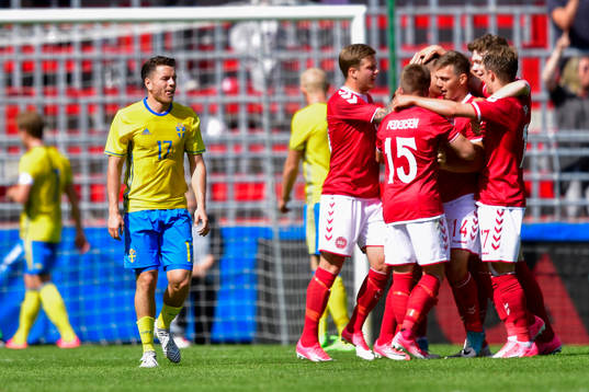 Sveriges Kerim Mrabti deppar medan Danmarks spelare jublar