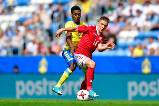 Sveriges Joel Asoro i kamp om bollen med Danmarks Casper