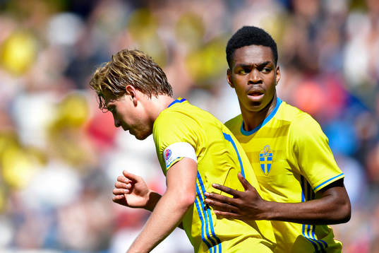 Sveriges Alexander Fransson kramas om av Joel Asoro