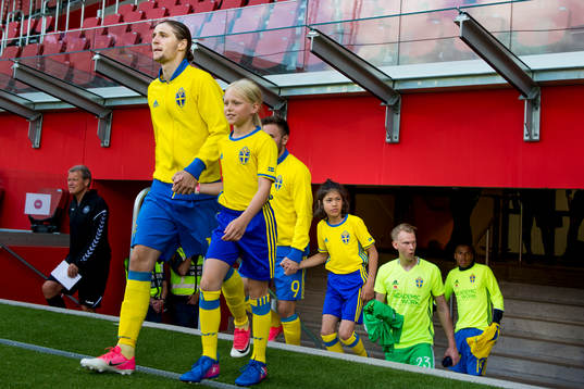 Pawel Cibicki kommer ut till landskampen i fotboll mellan