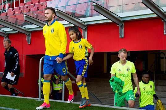 Sveriges Muamer Tankovic kommer ut till landskampen i