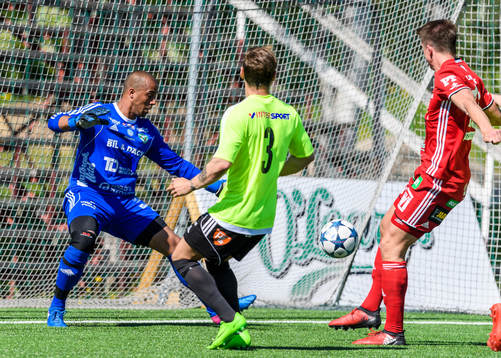 Piteås Joel Edström gör 1-0 bakom Valbos målvakt Hassan