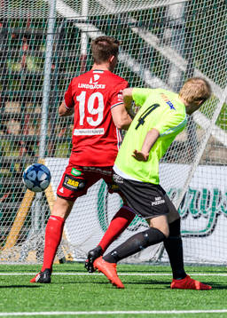 Piteås Joel Edström gör 1-0 bakom Valbos målvakt Hassan