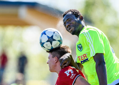 Valbos Ignatius Adukor i nickduell med Piteås Joel Edström