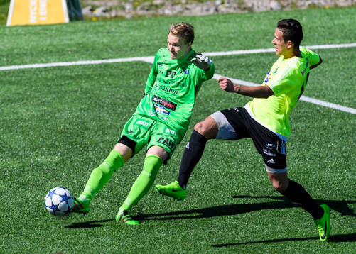 Piteås målvakt Tomas Adell sparkar iväg bollen framför