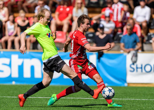 Valbos Fredrik Ström försöker stoppa Piteås Alex Naylor