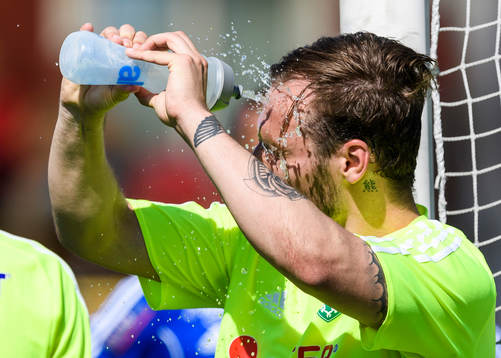 Valbos Björn Johansson svalkar sig i värmen