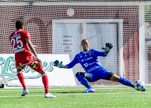 Piteås Kraig Rochester gör 3-0 bakom Valbos målvakt