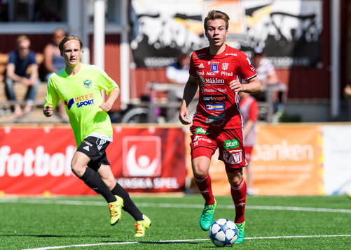 Piteås Alex Naylor med bollen