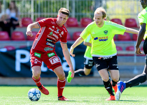 Piteås Joel Edström med bollen
