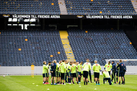 Sveriges spelare och tränare samlas innan en träning med