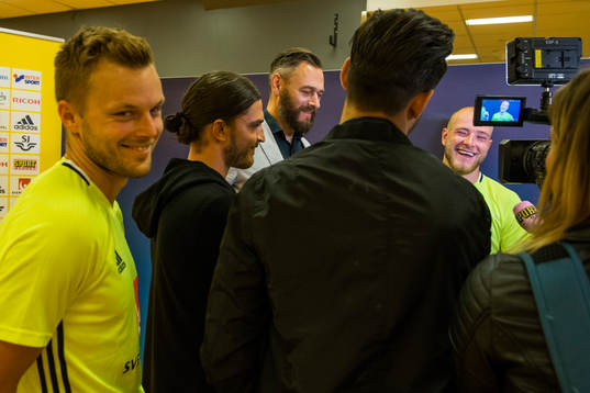 Sveriges Sebastian Larsson ser på när John Guidetti blir