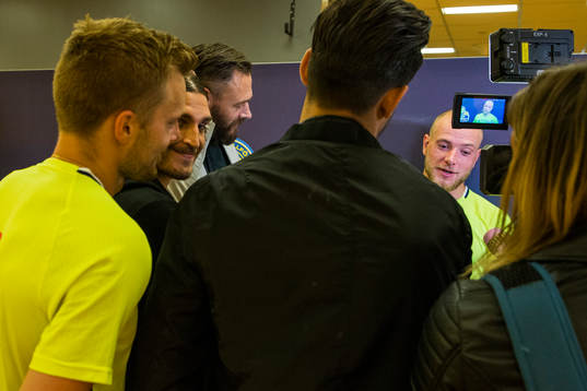 Sveriges Sebastian Larsson ser på när John Guidetti blir