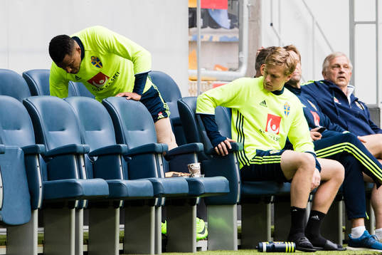 Sveriges Martin Olsson med lindat lår sätter sig på