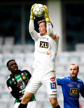 Åtvidabergs målvakt Gustav Jansson framför Hampus