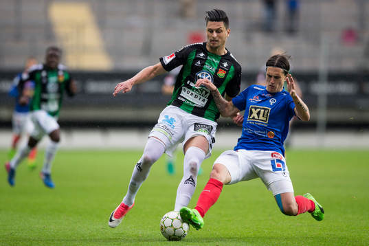 GAIS Luka Mijaljevic blir tacklad av Åtvidabergs Jon