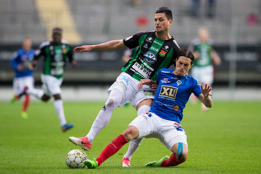 GAIS Luka Mijaljevic blir tacklad av Åtvidabergs Jon