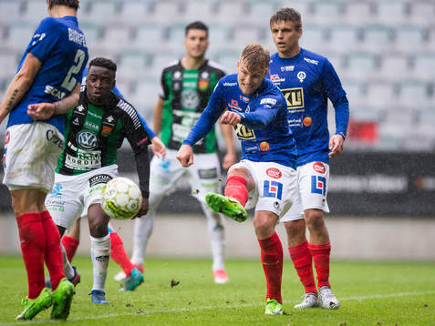Åtvidabergs Jens Karlsson rensar undan bollen
