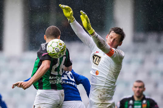 GAIS Malkolm Moenza med en målchans som Åtvidabergs