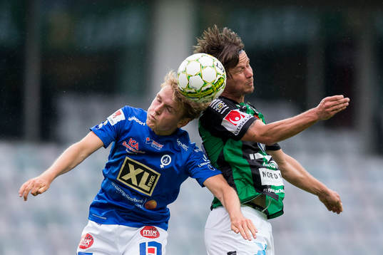 Åtvidabergs Simon Marklund i nickduell med GAIS Dusan