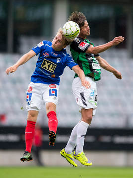 Åtvidabergs Simon Marklund i nickduell med GAIS Dusan