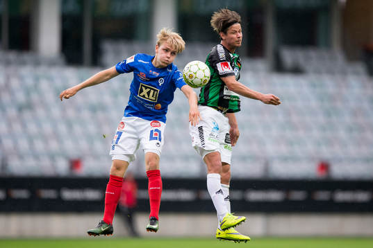 Åtvidabergs Simon Marklund i nickduell med GAIS Dusan