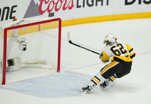 Pittsburgh Penguins Carl Hagelin scores an empty net goal