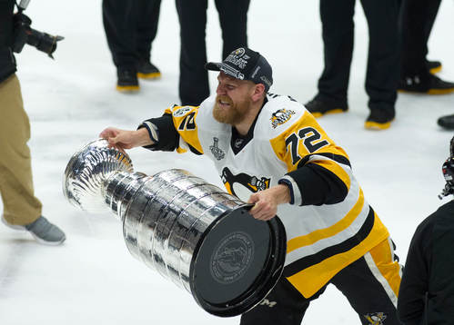 Pittsburgh Penguins Patric Hörnqvist lifts the Stanley Cup