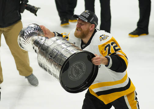 Pittsburgh Penguins Patric Hörnqvist lifts the Stanley Cup