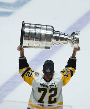 Pittsburgh Penguins Patric Hörnqvist lifts the Stanley Cup